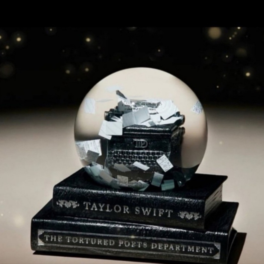 🫶NWT Taylor Swift Fortnite Snowglobe